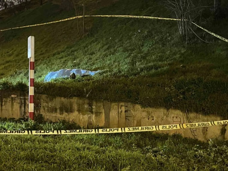 Bayrampaşa'da Otoyol Kenarında Bulunan Erkek Cesedi