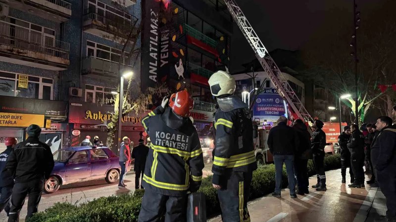 İzmit'te 7 Katlı Binanın Çatısında Yangın Korkuttu