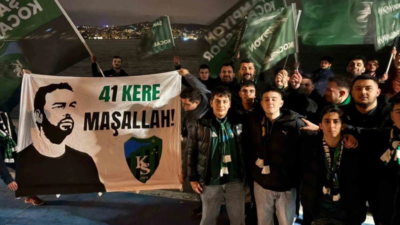 Kocaelispor Taraftarlarından Selçuk İnan'a Doğum Günü Sürprizi