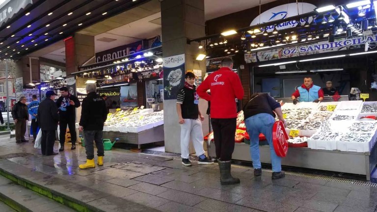 Karadeniz'de Hamsi Sezonu Beklenmedik Bollukla Kapanıyor