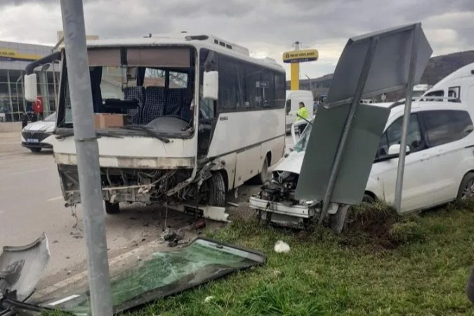 Amasya'da Midibüs ve Kamyonet Çarpıştı: Altı Kişi Yaralandı