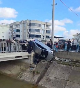 Tarsus'ta Köprüde Kaza: Araç Korkuluklarda Asılı Kaldı