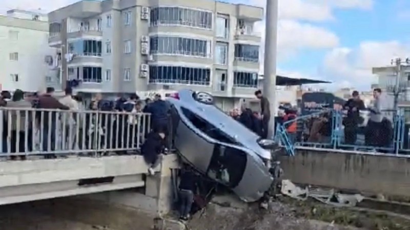 Tarsus'ta Köprüde Kaza: Araç Korkuluklarda Asılı Kaldı