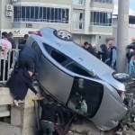 Tarsus'ta Köprüde Kaza: Araç Korkuluklarda Asılı Kaldı