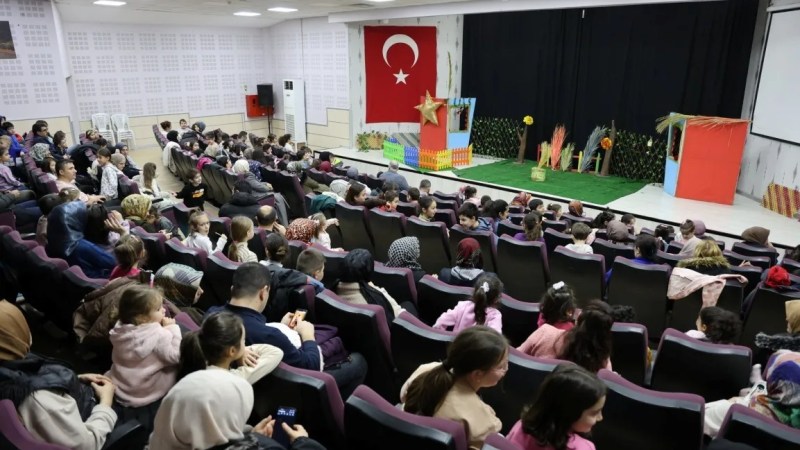 Kartepe'de Çocuklar Meraklı Civciv Oyununu İzledi