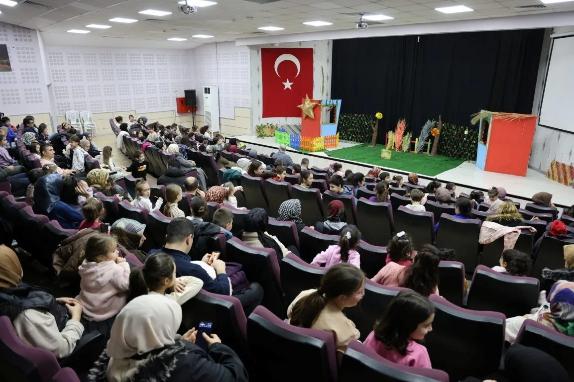 Kartepe'de Çocuklar Meraklı Civciv Oyununu İzledi