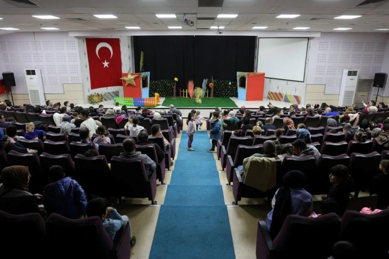 Kartepe'de Çocuklar Meraklı Civciv Oyununu İzledi