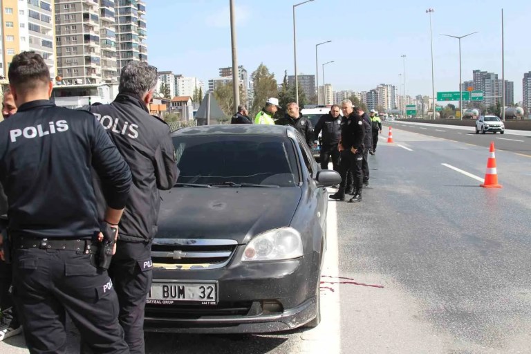 Adana'da Otoyolda Araç İçinde Şüpheli Ölüm