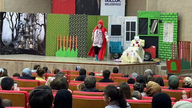 Gölcük'te Çocuklar Tiyatro Keyfi Yaşadı