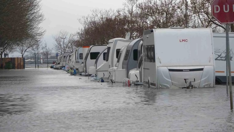Kocaeli'de Karavanlar ve Araçlar Sular Altında Kaldı