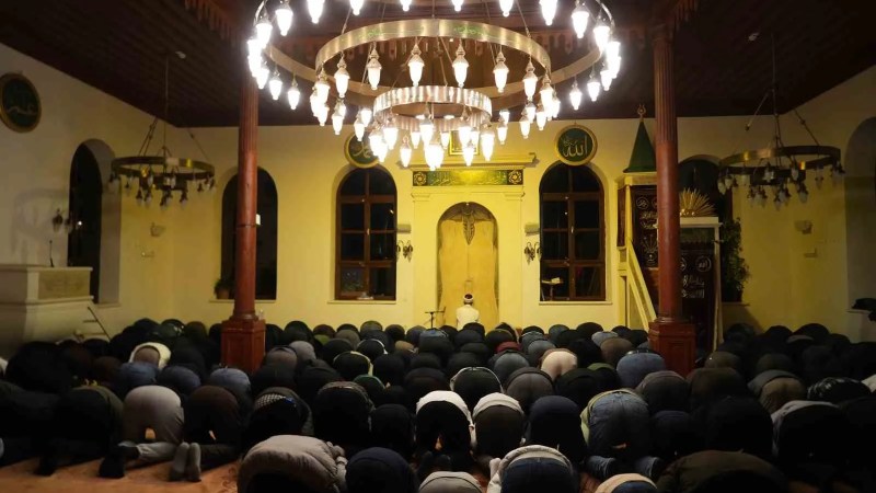 700 Yıllık Orhan Camisi'nde İlk Teravih Namazı Kılındı
