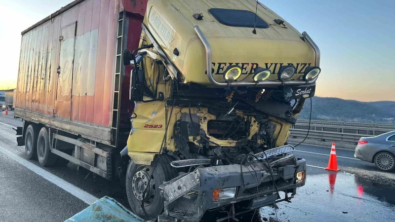 Kuzey Marmara Otoyolu'nda Kamyon Tıra Çarptı: 1 Yaralı