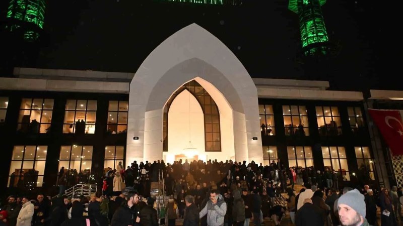 Kartepe Kent Meydanı Cami İlk Teravih Namazıyla Açıldı