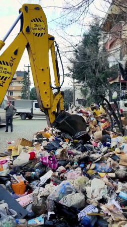 Kocaeli'de Kötü Koku İhbarıyla 30 Ton Çöp Temizlendi