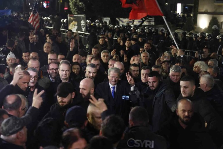 Arnavutluk'ta Hükümet Karşıtı Protestolar Çatışmaya Dönüştü