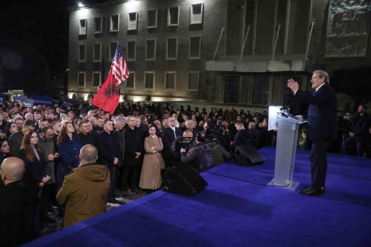 Arnavutluk'ta Hükümet Karşıtı Protestolar Çatışmaya Dönüştü