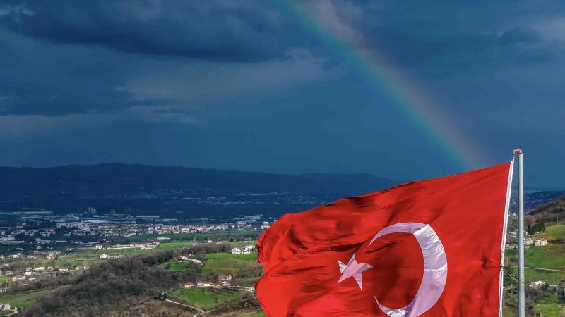 Gökkuşağı ve Türk Bayrağı Aynı Karede Buluştu