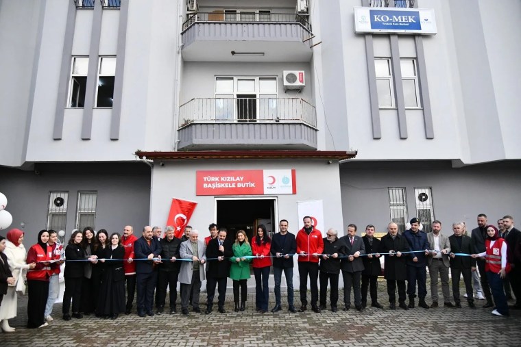 Başiskele'de Dayanışma Mağazası Açıldı