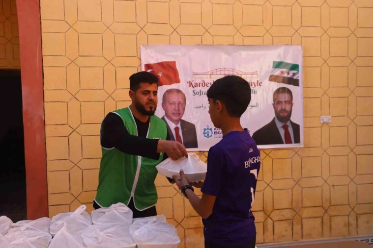 Suriye Rakka'da İftar Sofraları Dayanışma Mesajı Veriyor