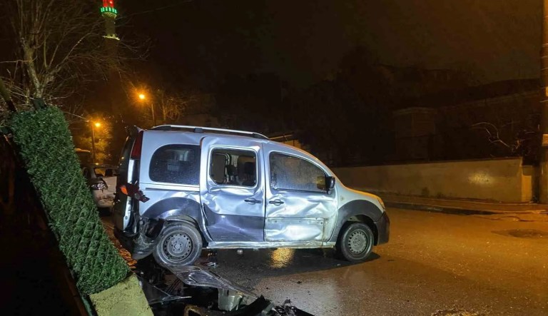 Kocaeli'de Zincirleme Kazada Minibüs Sürücüsü Kaçtı