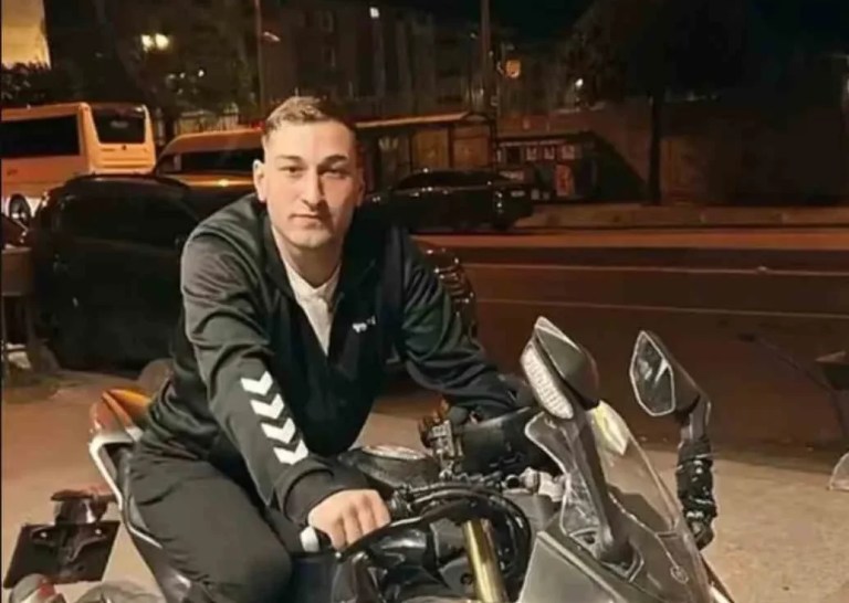 Gaziosmanpaşa'da Kız Kardeşinin Yanındaki Genci Bıçaklayarak Öldürdü