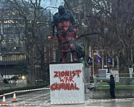 Londra'da Winston Churchill Heykeline İsrail Protestosu