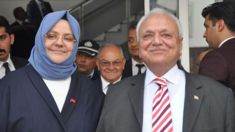 Zincirleme kazada 2 eski bakan yaralandı