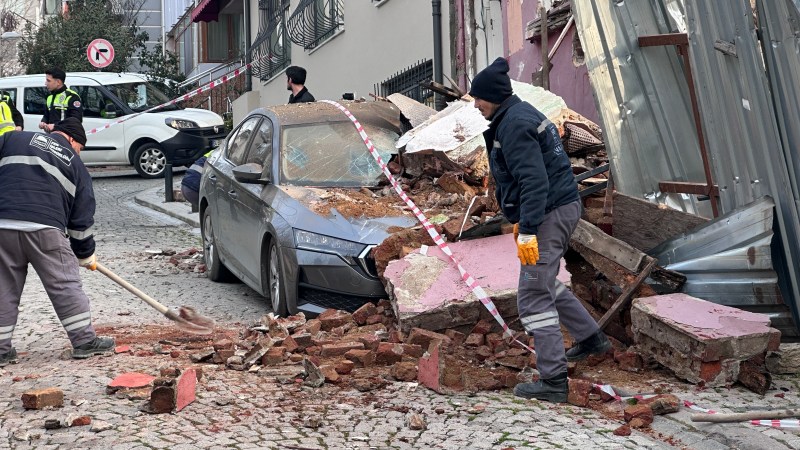 Metruk bina aracın üzerine çöktü