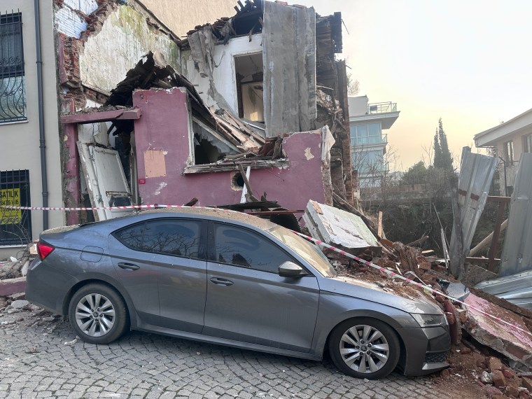 Metruk bina aracın üzerine çöktü
