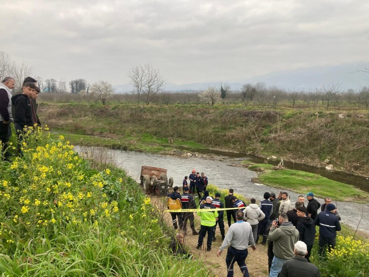 Devrilen traktörün altında kalan sürücü hayatını kaybetti