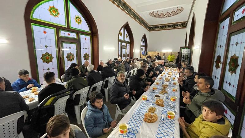 Başiskele Hasan Ceyhan Camii’nde 7’den 70’e aynı sofrada buluşuldu!