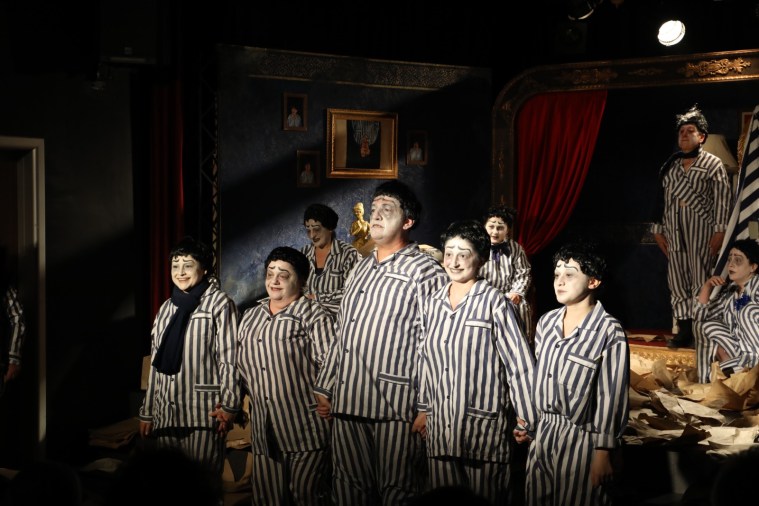 İzmit’te yeni sanat sahnesi “Bir Delinin Hatıra Defteri” ile açıldı