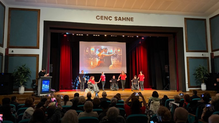 Kocaeli’de “Engelsiz sanat” gecesine büyük ilgi