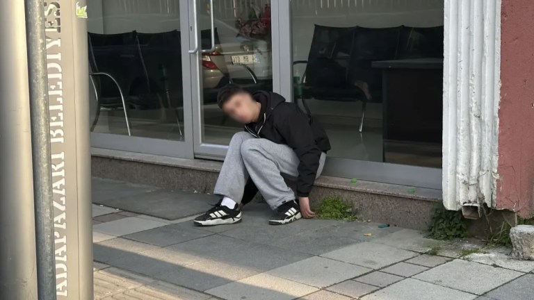 Endişe veren görüntü: Genç sokak ortasında fenalaştı