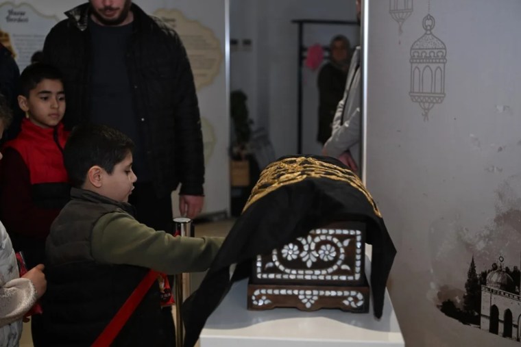 Kartepe’de Sakal-ı Şerif ve Kabe Örtüsü Ziyarete Açıldı