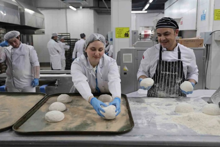 Üniversite Öğrencileri İftar Çadırında Pide Dağıttı
