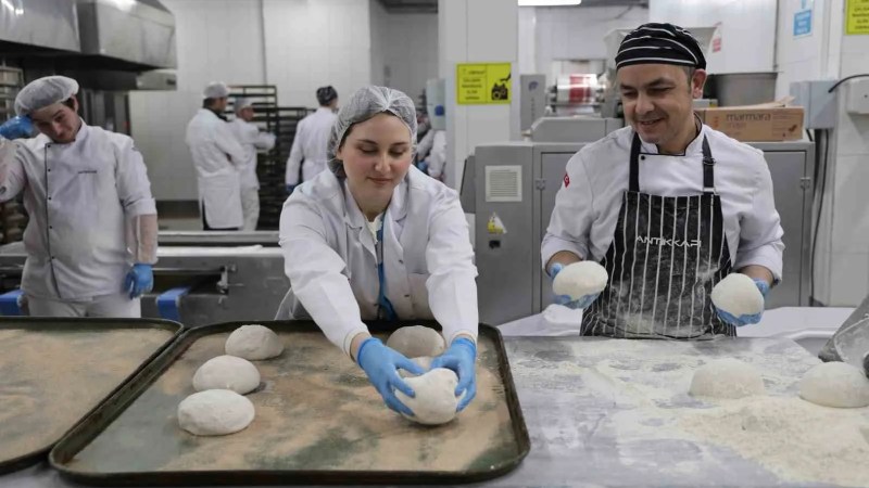 Üniversite Öğrencileri İftar Çadırında Pide Dağıttı