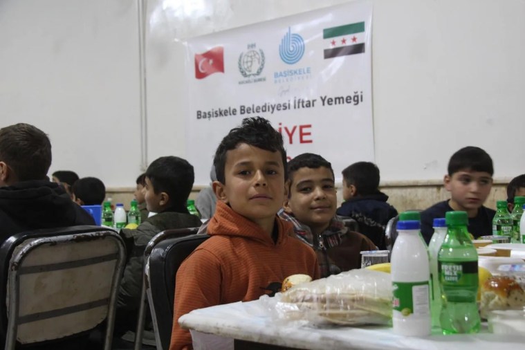 Başiskele Belediyesi Suriye'de İftar Sofrası Kurdu