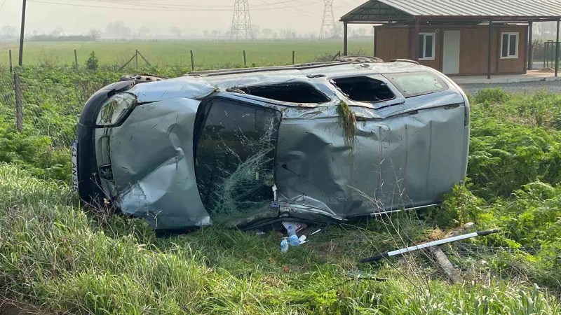Kocaeli Kartepe'de Hafif Ticari Araç Takla Attı, Sürücü Yaralandı