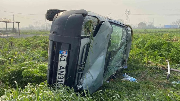 Kocaeli Kartepe'de Hafif Ticari Araç Takla Attı, Sürücü Yaralandı