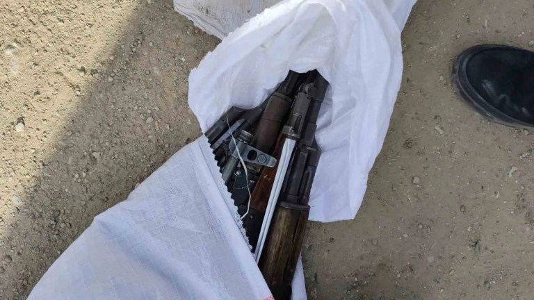 Hatay'da Polisten Kaçarken Kalaşnikof Dolu Çuvalı Yola Atanlar Yakalandı