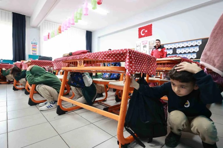 Gebze'de İlkokul Öğrencilerine Deprem Tatbikatı Düzenlendi