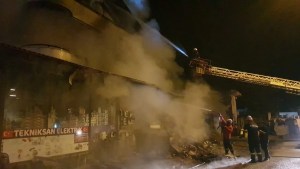 Elektrik Malzemesi Satan İş Yerinde Yangın Paniği