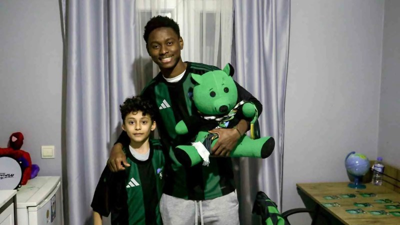 Kocaelispor'dan Sürpriz Ziyaret: Maskot Kostümünden Futbolcu Çıktı