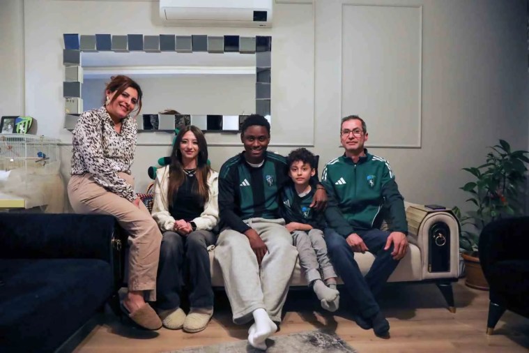 Kocaelispor'dan Sürpriz Ziyaret: Maskot Kostümünden Futbolcu Çıktı