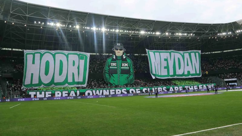 Tribünleri Renkli Pankartlarla Canlandıran İki Arkadaş