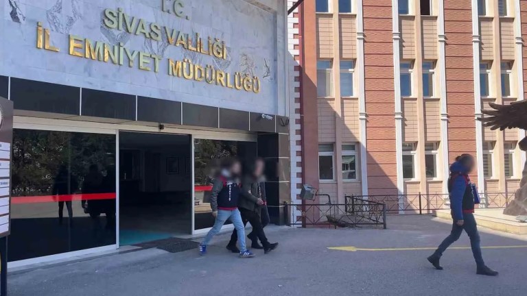 Kadın Kılığına Giren Hırsızlar Polisten Kaçamadı