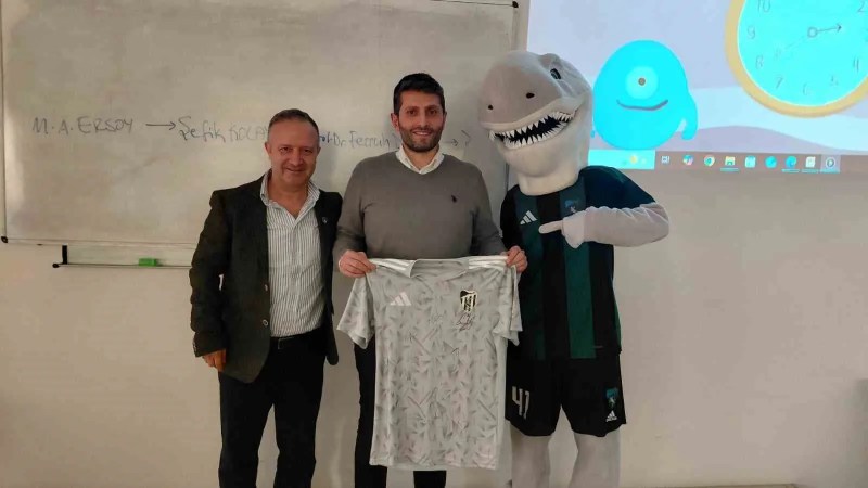 Kocaelispor'dan Doktorlara Sürpriz Forma Hediyesi