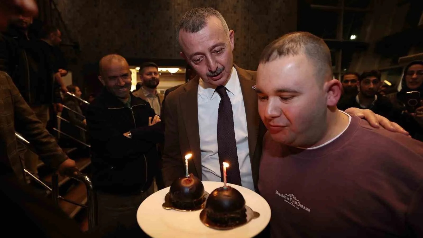 Arif Ay'a İftar Sofrasında Sürpriz Doğum Günü