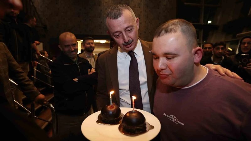 Arif Ay'a İftar Sofrasında Sürpriz Doğum Günü